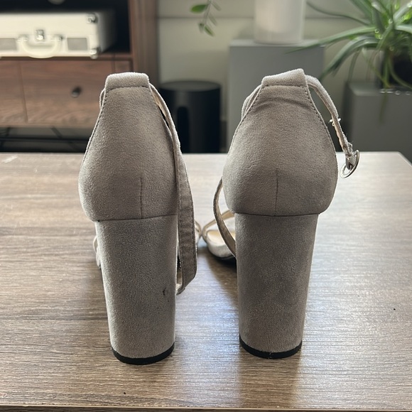 Glamorous block heeled gray sandal size 10 - Picture 4 of 6